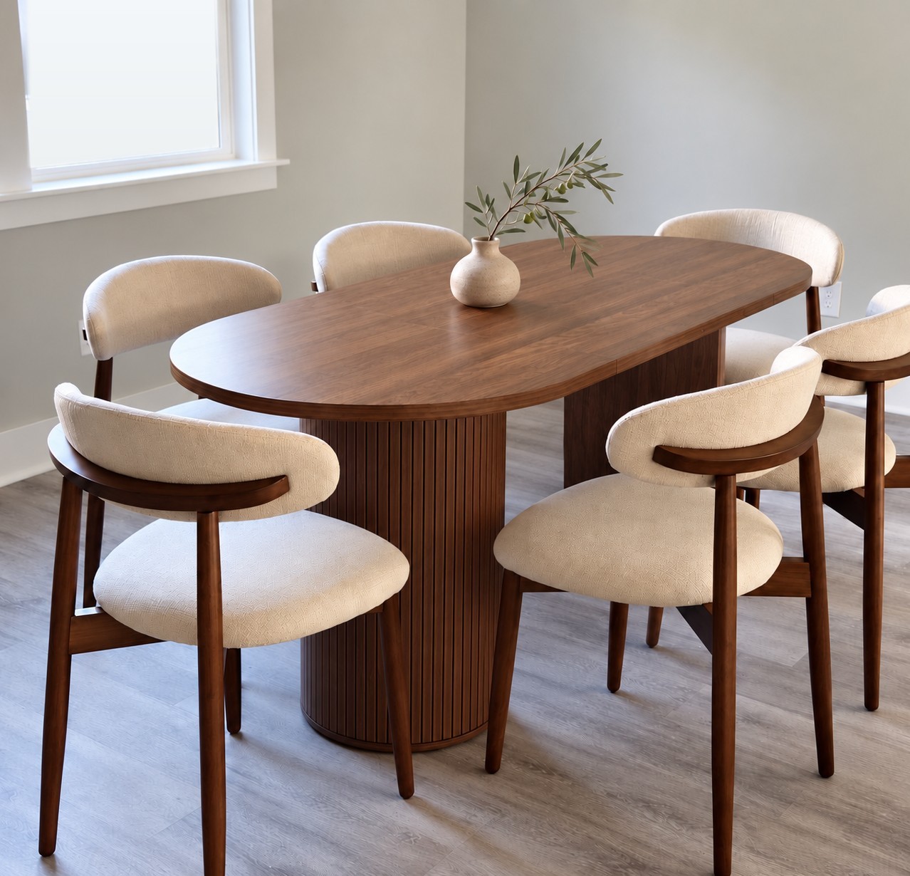 Mesa de comedor ovalada de nogal con seis sillas tapizadas