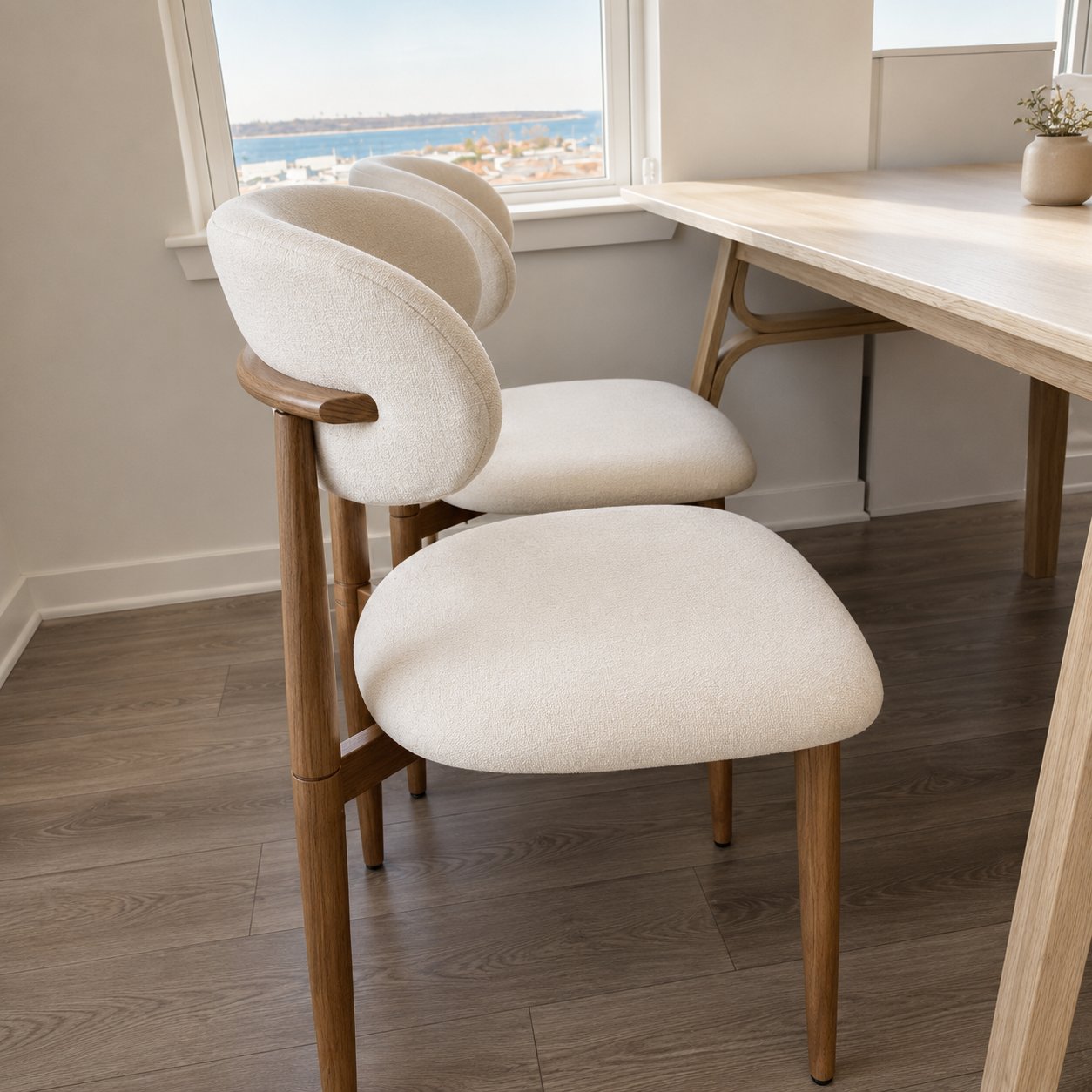 Sol&egrave;ne Set — two chairs at the table, side view